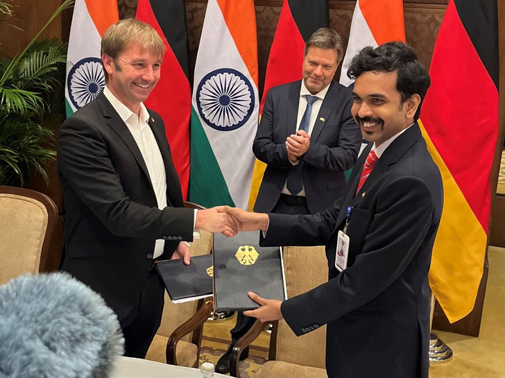 MoU signing by Sascha Krause-Tünker (CFO Next2Sun AG) and Subrahmanyam Pulipaka (CEO NSEFI) with German Vice Chancellor Robert Habeck. - © Next2Sun
