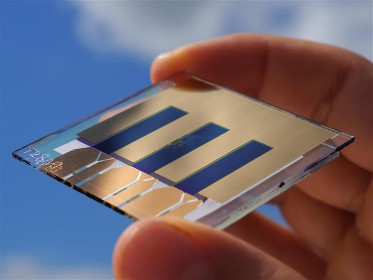 The organic solar cell (three cells are shown here) has an efficiency of 15.8 percent.