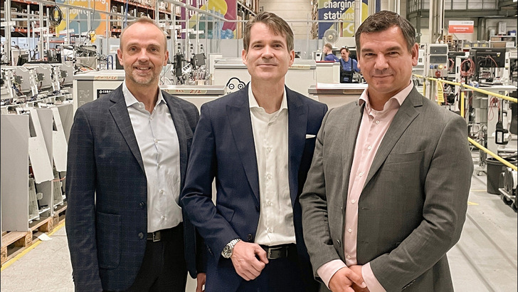 Peter Hamela, CFO of Compleo, Gregor M. Schmeken of Kostal's Executive Board and Compleo CEO Jörg Lohr (from left to right) have completed the takeover. - © Compleo
