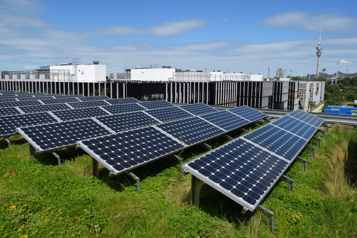 Green roof PV improves the microclimate and brings the energy transition forward. - © Bundesverband GebäudeGrün
