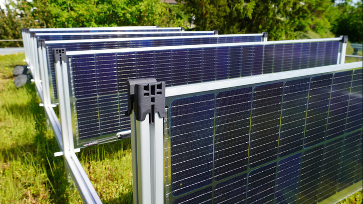 Solyco places bifacial modules vertically on the roof – these here are at Optigrün’s company headquarters.