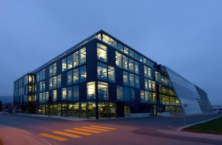 Meyer Burger Technology headquarters in Thun by night. - © Meyer Burger
