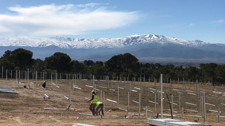 Solar construction is also booming again in Spain. - © Schletter
