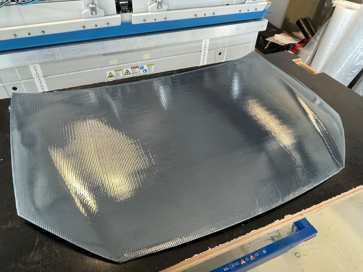 The 115-watt rated vehicle hood on display at IAA MOBILITY features more than 120 PERC shingle solar cells and is finished in MorphoColor gray.