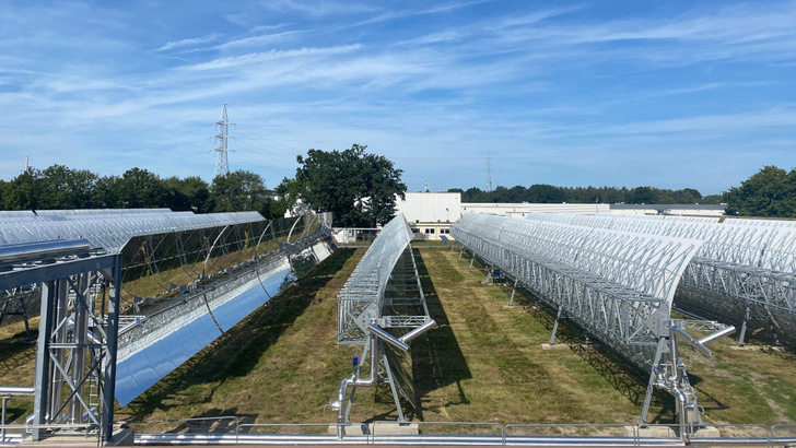 The parabolic mirrors focus the sunlight and heat the solar fluid in a collector tube.