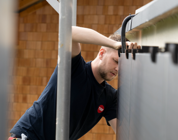 Easy does it  – installing the plug-and-play system from mo energy systems.