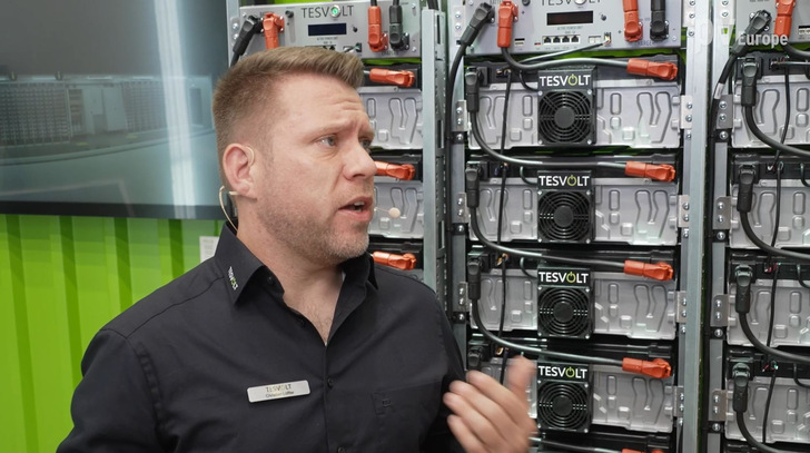Christian Löffler explains the new energy storage E of Tesvolt.