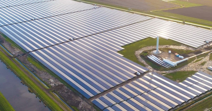 More investments in renewables are key to reach climate goals acccording to the International Energy Agency (IEA). Here we see a hybrid PV-wind project in the Netherlands.
