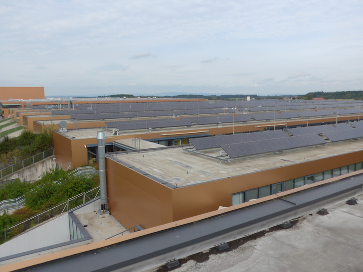 The new production hall at Fronius in Sattledt/Austria is up and running. - © H.C. Neidlein
