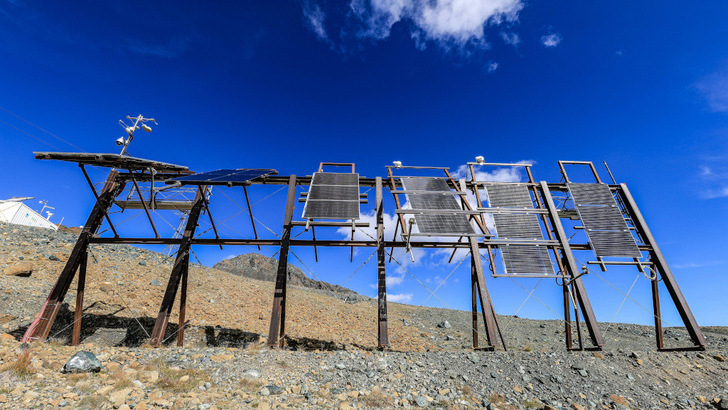 The modules are mounted at different angles of attack in order to sound out the optimal alignment of later commercial installations in the mountains.