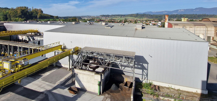 Roller hall at Stahl Gerlafingen: 4,500 solar modules will soon be working on this industrial roof. - © Gerlafingen Steel
