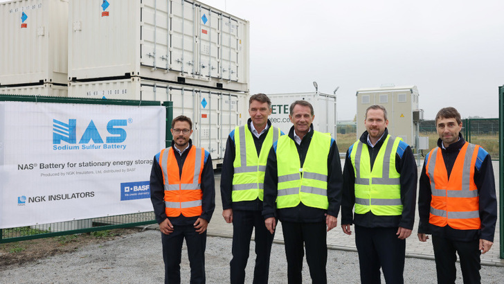 The BASF project team in Schwarzheide visiting the NaS storage unit. - © BASF
