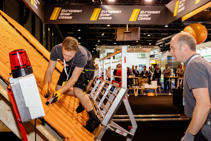 One of the highlights of Solar Solutions in Kortrijk was the competition European Solar Games Belgium. Installers competed the coveted "Golden Roof Hook", where quality, safety and speed of installation were crucial. - © Solar Solutions
