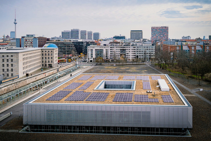 Berliner Stadtwerke has now installed a photovoltaic system on the roof of the Topography of Terror Documentation Centre.