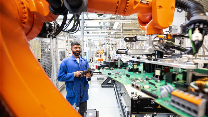 More efficiency: SMA relies on robot technology in its new electronics production facility. - © SMA/Heiko Meyer
