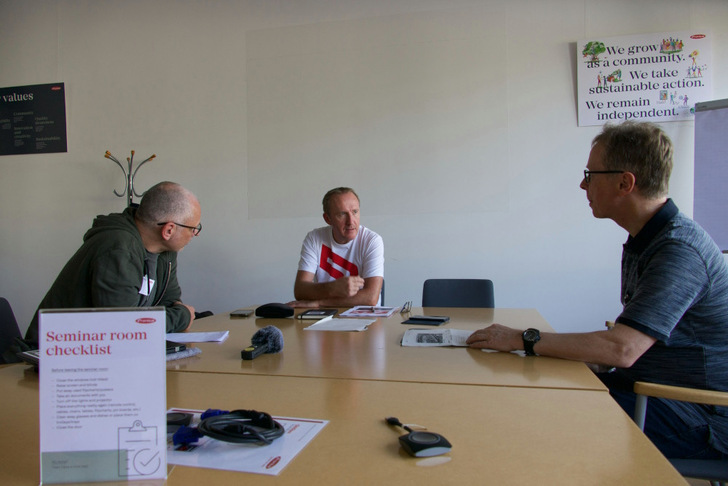 Sven Ullrich (l.) and Hans-Christoph Neidlein (r.) in conversation with Martin Hackl from Fronius in Sattledt/Austria. - © Malte Forstat
