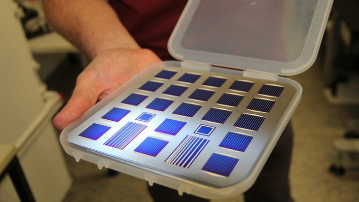 Perovskite silicon tandem cells from the Helmholtz Centre's test laboratory in Berlin. - © William Vorsatz
