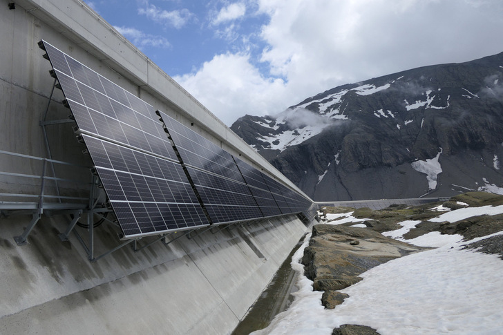 The plant on the dam wall at Muttsee is already in operation. - © Niels H. Petersen
