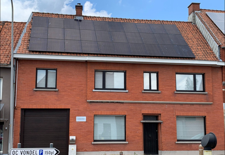 The building in Flanders is around 100 years old. But that does not detract from the solar-electric heat supply.