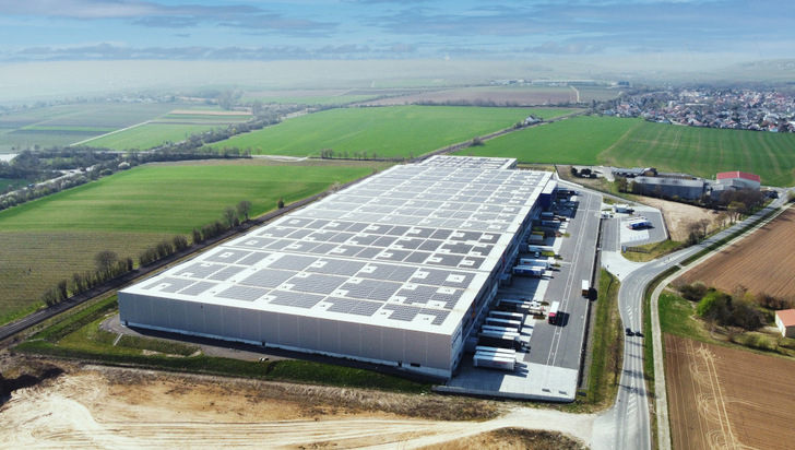 Together with Wirsol, Carbonfreed has connected this system on the roof of a logistics hall in Monsheim to the grid using Gridcert. - © Wirsol Roof Solutions
