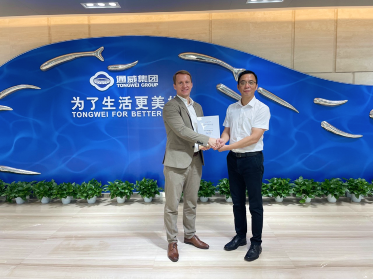 From left: Bartosz Majewski, CEO of Menlo Electric, Qiu Xin, General Manager of Tongwei Module Business.