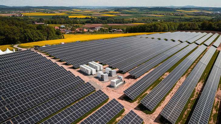Large battery storage system integrated in a solar park in Bavaria. - © GVO Media
