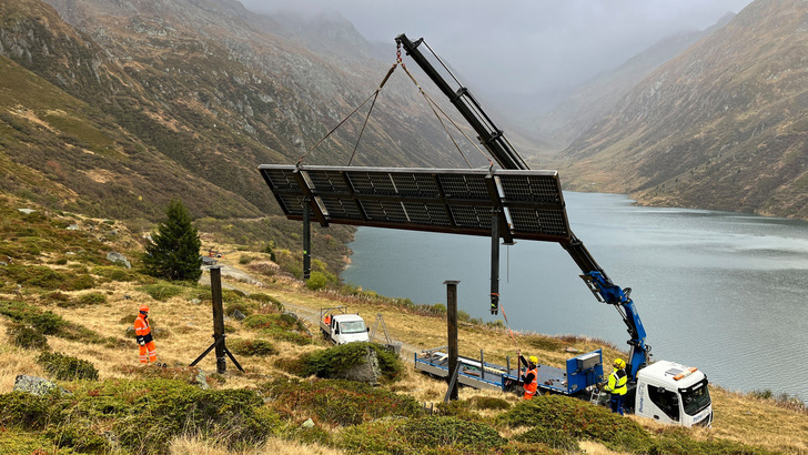 Built on the water: An Axpo test plant for the Nalpsolar project.