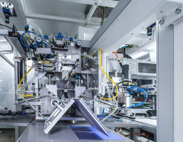 The TT4000 i8 ECA stringer was developed using a specially developed bonding process to connect the latest generation of highly efficient heterojunction (HJT) and multijunction (tandem) solar cells. - © Teamtechnik
