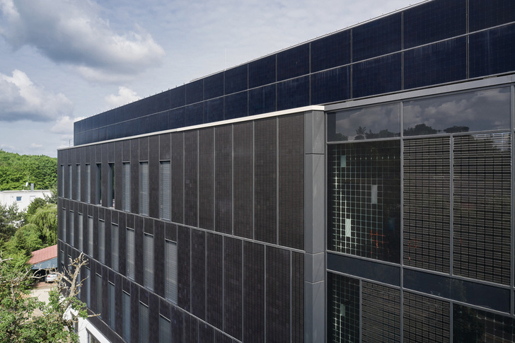 Drees & Sommer's new office building in Stuttgart has been given a lavish solar facade. - © Jürgen Pollak/Drees & Sommer/Schüco International
