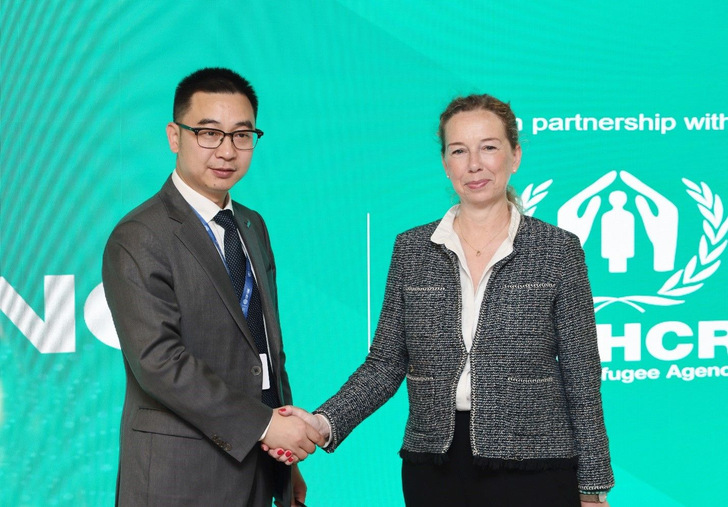 Dennis She, Vice President of LONGi, and Dominique Hyde, UNHCR’s Director of External Relations, signed the cooperation agreement at LONGi’s Solar+ Pavilion during COP28 in Dubai.