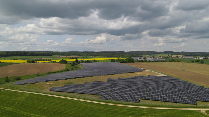 The Heudorf solar park in Meßkirch in the district of Sigmaringen generates 7.4 megawatts. The electricity will flow into the Deutsche Bahn grid. - © Juwi
