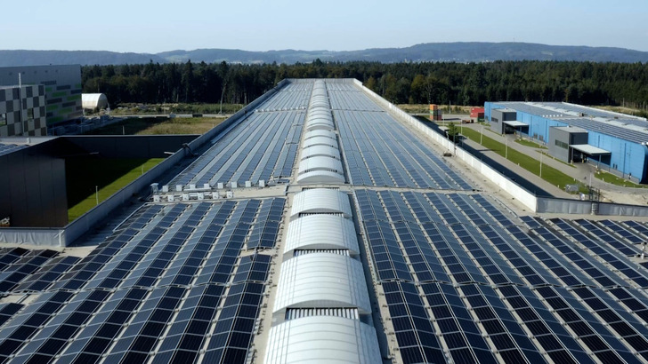 Commercial PV rooftop installation at the AMAG Ranshofen site (Austria), financed and installed by the German-Austrian CCE Group. - © CCE
