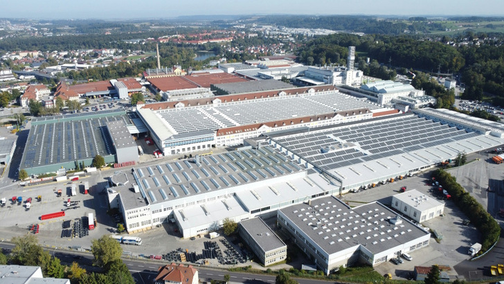 7,5 MW PV rooftop installation at vehicle manufacturer Steyr Automotive in Austria. - © Schletter Group
