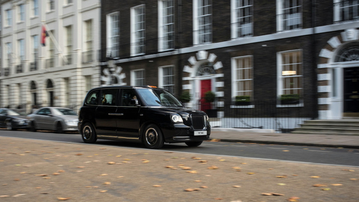 Relaxed electric travelling on London's streets: the specially developed taxi from LEVC. - © LEVC

