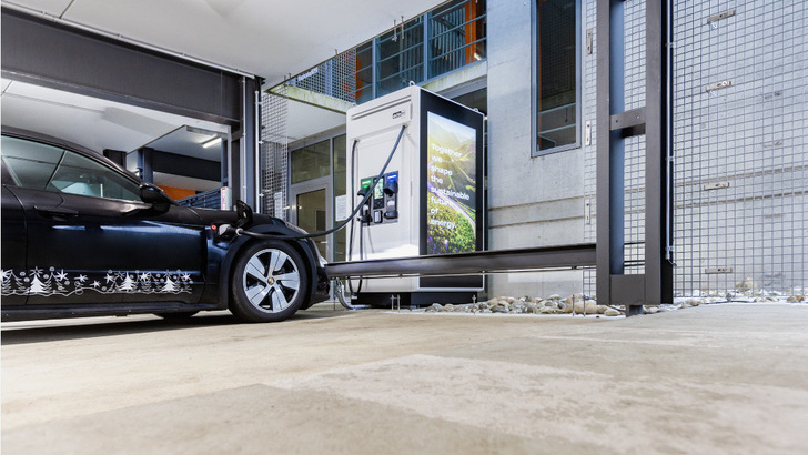 With the Chagepost, ADS-Tec has developed a storage-based charging station for electric vehicles. - © ADS Tec Energy

