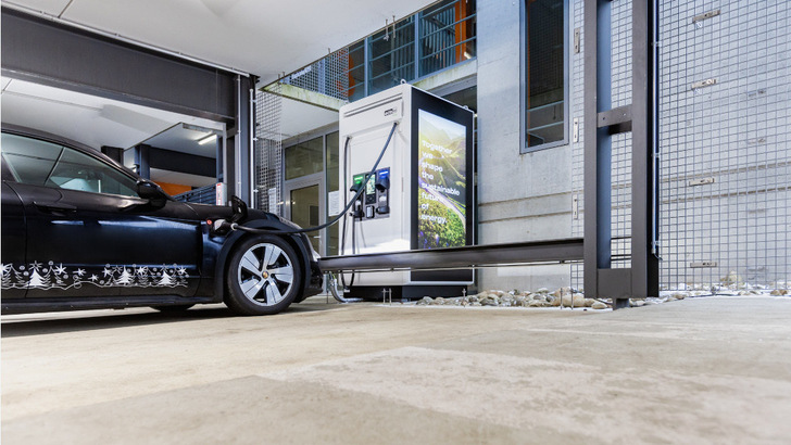  With the Chagepost, ADS-Tec has developed a storage-based charging station for electric vehicles.