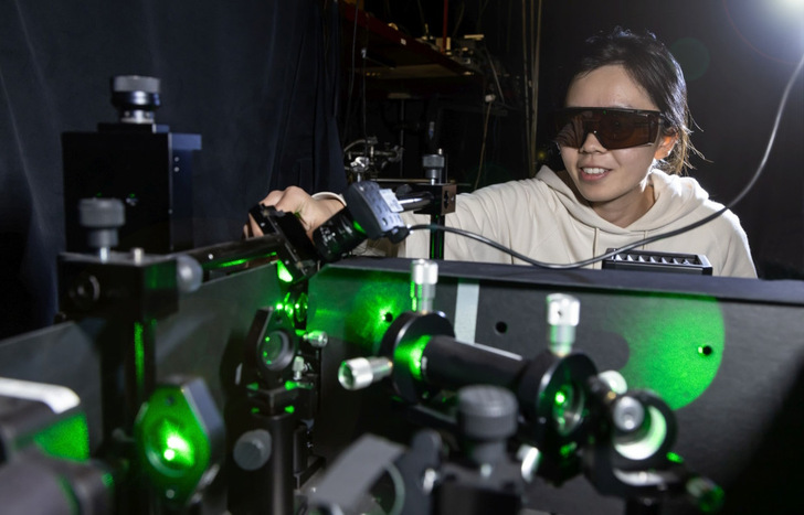 HDR photoluminescence measuring station: Dr. Genghua Yan was responsible for a large part of the measurements. - © Research Center Jülich/Limbach
