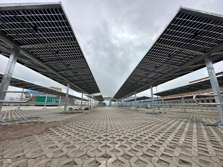 Solar bike shelter at Kompaan College in Zupthen/Netherlands. Most PV modules are installed east-west oriented. - © E-Ports

