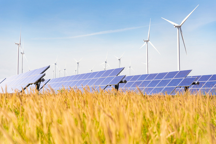 Solar and wind expansion booming worldwide. - © Kampan - stock.adobe.com
