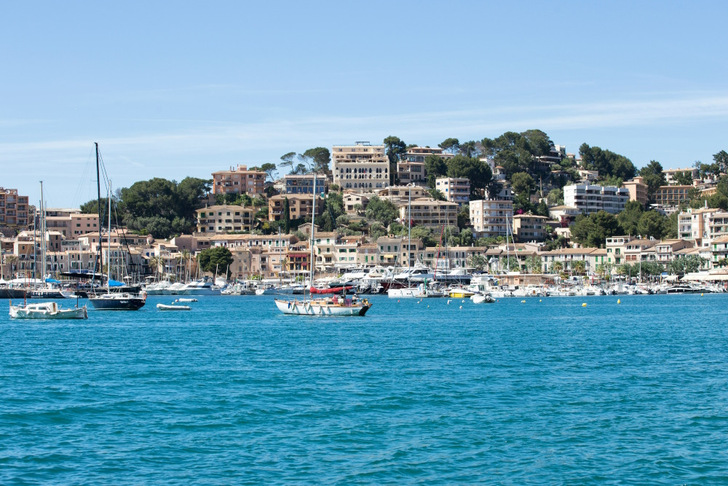 There are still a lot of free rooftops for PV installations in Mallorca and other Balearic islands. - © Unsplash/Eswaran Arulkumar
