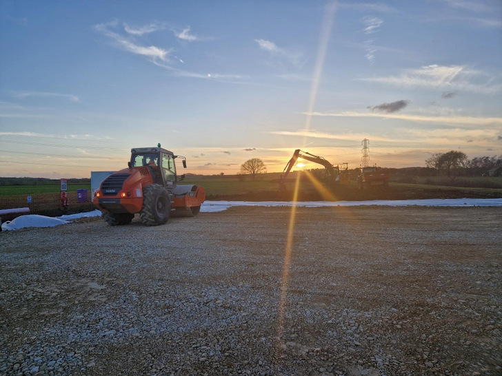 Construction site at the new solar park south of Schiebsdorf. - © IB Vogt
