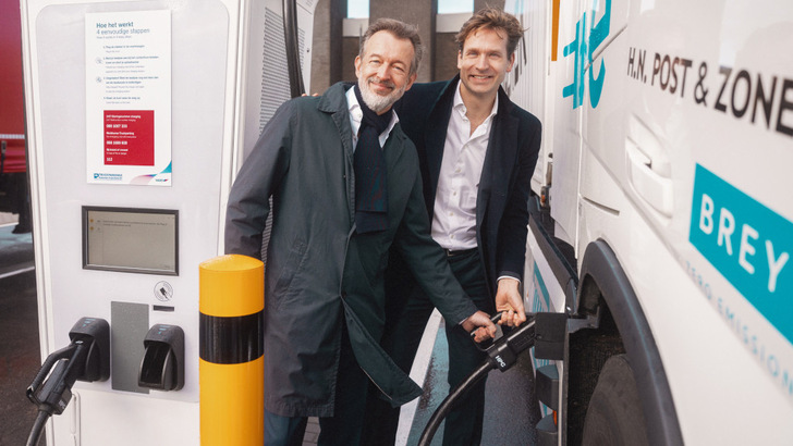 Boudewijn Siemons (left), Acting Managing Director of Port of Rotterdam Authorit, and Vincent Karremans from the Municipality of Rotterdam commission the first electric charging station in the port. - © Kelly Alexandre
