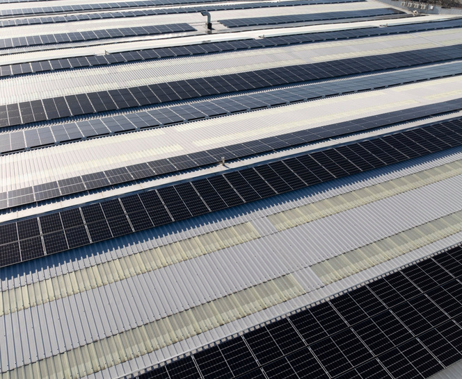 Sustainable color coated steel roof combined with a PV installation at SSAB in Ghedi, Italy. - © Solnet
