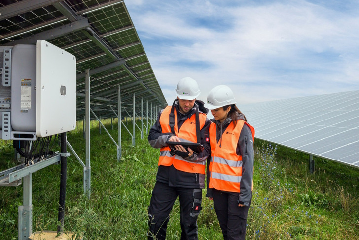 Monitoring tools play an important role to ensure an optimal performance of solar assets. - © BayWa r.e./Sebastian Duerst

