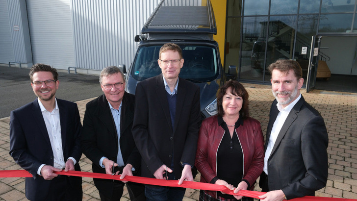 Production is not yet underway. But the red ribbon has already been cut: Robert Händel (centre), Managing Director of Opes Solar Mobility, inaugurates the new site in Zwenkau. Also present: Plant manager Alexander Uhle, the mayor of Zwenkau Holger Schulz, Gesine Sommer from the district of Leipzig and Michael Körner from Invest Region Leipzig. - © Sebastian Willnow
