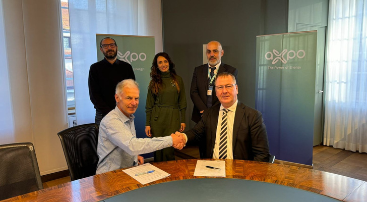  After the successful signing: Guy Bühler, Head Hydrogen Axpo (front left) and Stephen Gauld, CEO IGE (front right). Back from left to right: Matteo Rosso, Valuation & Risk Specialist Hydrogen at Axpo, Livia Pastore, Project & Business Developer Hydrogen at Axpo and Rocco La Rovere, Managing Director IGE Italia.