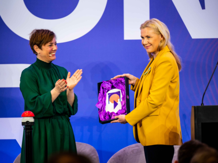 EU Energy Commissioner, Kadri Simson (right) was awarded by SolarPower Europe CEO Walburga Hemetsberger, - © SolarPower Europe
