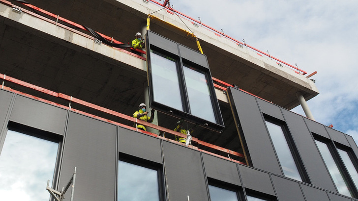  Prefabricated solar elements were used for the facade of the Drees & Sommer headquarters in Stuttgart. They form the basis of the standard solution that is to be developed.