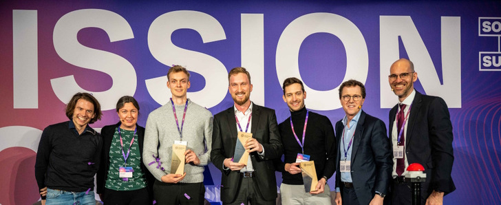 Solar Startup Award 2024 finalists and jury panel: Felix Krause,  Viero Ventures; Jenny Chase,  BloombergNEF; Fridolin Franke,  Solar Materials; Torge Lahrsen, Encentive; Dries Bols, Lifepowr; Stefan Müeller , Enerparc, Michael Schmela, SolarPower Europe (l-r). - © SolarPower Europe
