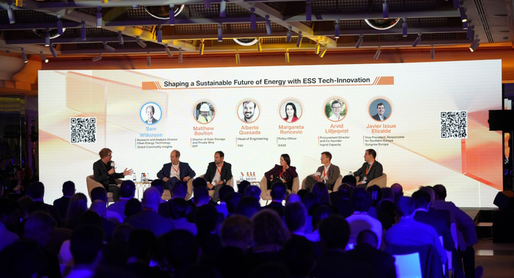 Panel discussion on the role of battery storage for the energy transition in Madrid at a Sungrow event. - © Sungrow

